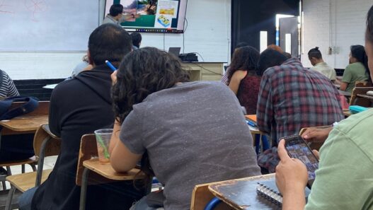 La combinación de estudio y trabajo incrementa los niveles de estrés y puede afectar la salud mental de las personas. (Foto: Alisson Seijas / AUN)