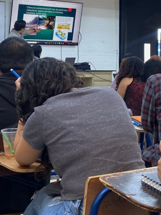 La combinación de estudio y trabajo incrementa los niveles de estrés y puede afectar la salud mental de las personas. (Foto: Alisson Seijas / AUN)