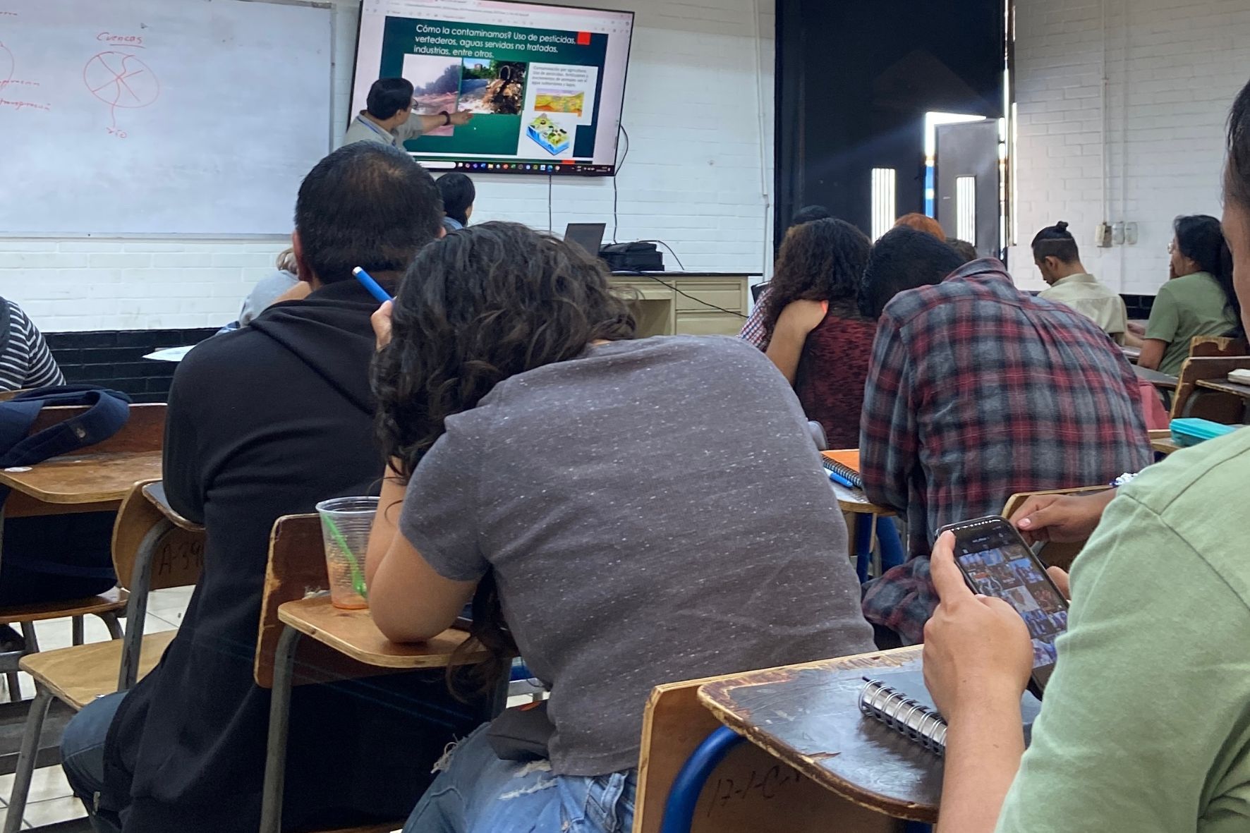 La combinación de estudio y trabajo incrementa los niveles de estrés y puede afectar la salud mental de las personas. (Foto: Alisson Seijas / AUN)