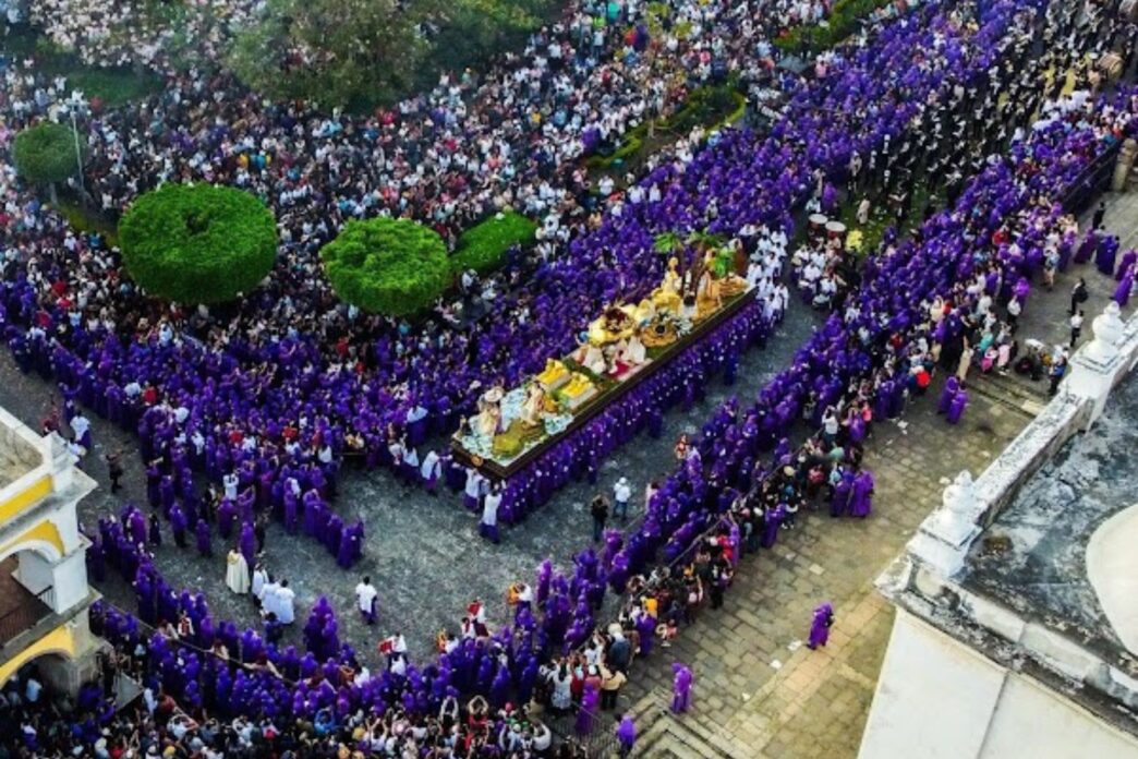Un dron capta un cortejo procesional durante la Semana Santa en Guatemala, bajo regulación de la Dirección General de Aeronáutica Civil. (Foto: Universal Films / AUN)