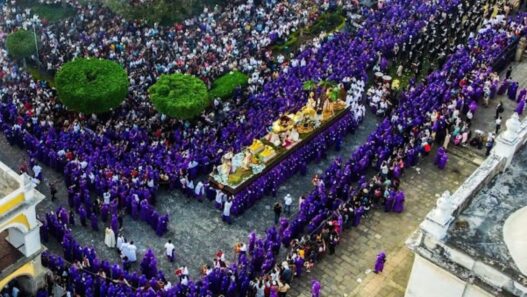 Un dron capta un cortejo procesional durante la Semana Santa en Guatemala, bajo regulación de la Dirección General de Aeronáutica Civil. (Foto: Universal Films / AUN)