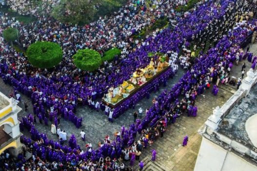 Un dron capta un cortejo procesional durante la Semana Santa en Guatemala, bajo regulación de la Dirección General de Aeronáutica Civil. (Foto: Universal Films / AUN)