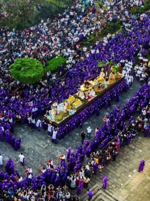 Un dron capta un cortejo procesional durante la Semana Santa en Guatemala, bajo regulación de la Dirección General de Aeronáutica Civil. (Foto: Universal Films / AUN)