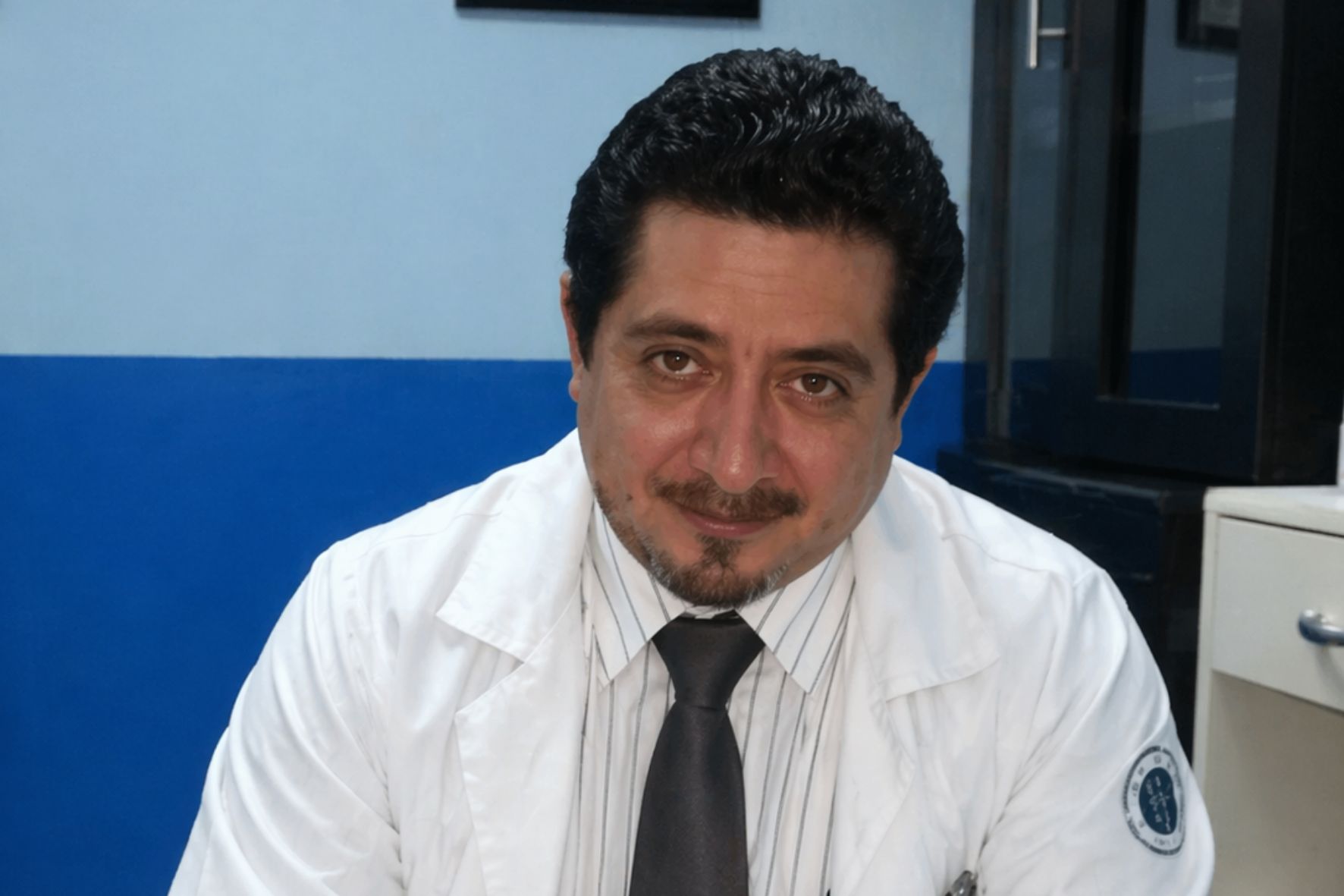 El neurólogo Estuardo Marchena, explica que no existe evidencia científica que relacione las vacunas con el autismo. (Foto: Lesly Buch / AUN)