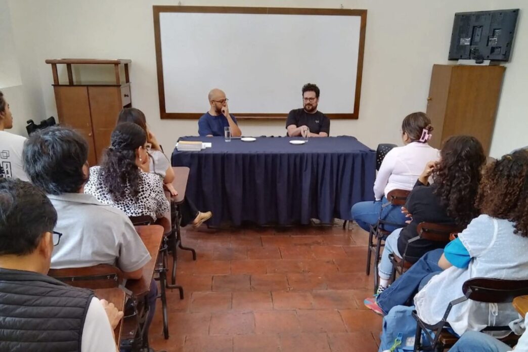 Los conversatorios permiten comprender el proceso creativo y fortalecer la educación cultural en Guatemala a través del diálogo. (Foto: MUSAC / AUN)