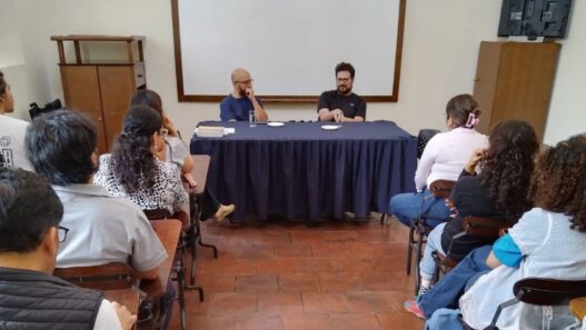 Los conversatorios permiten comprender el proceso creativo y fortalecer la educación cultural en Guatemala a través del diálogo. (Foto: MUSAC / AUN)