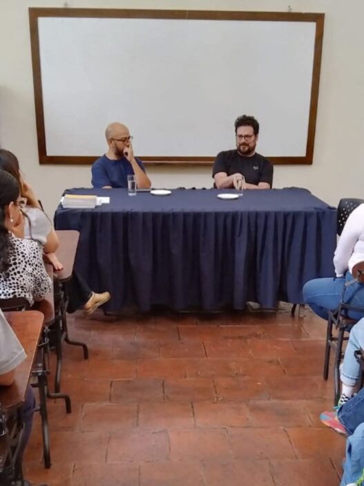 Los conversatorios permiten comprender el proceso creativo y fortalecer la educación cultural en Guatemala a través del diálogo. (Foto: MUSAC / AUN)