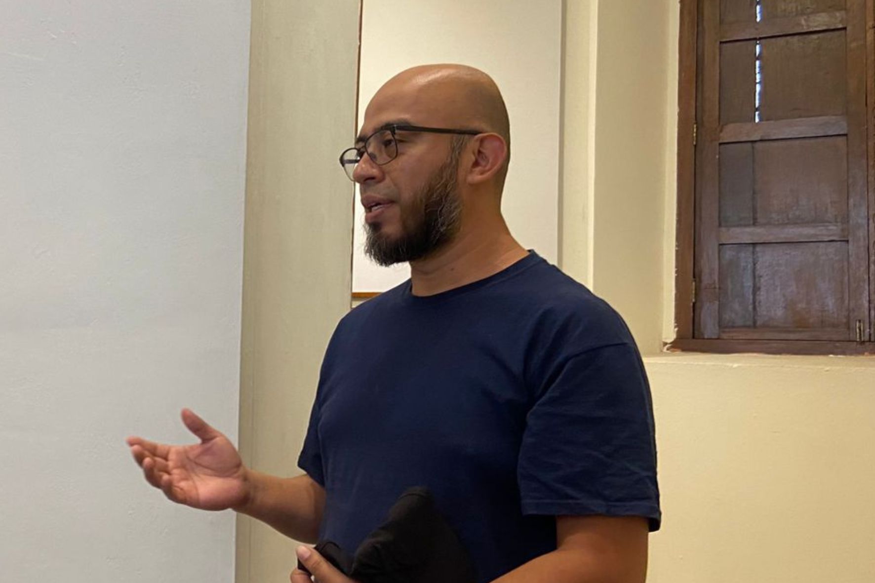 Luis Alejandro González, creador de la exposición “Tierra prometida’’, señala que el arte comunica experiencias y generar conexión con el espectador. (Foto: Alisson Seijas / AUN)