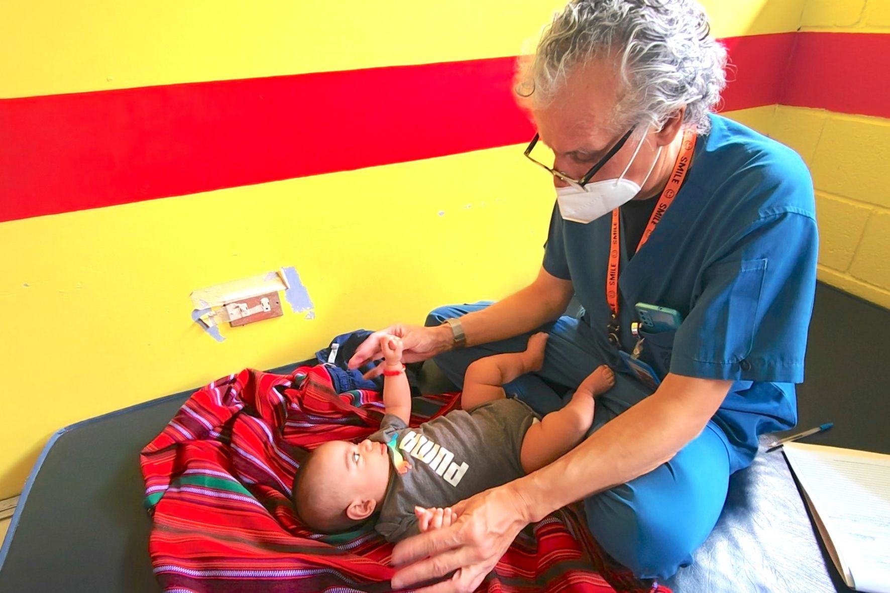 El acompañamiento familiar y ejercicios constantes de lenguaje aseguran el éxito escolar futuro. (Foto: IGSS / AUN) 