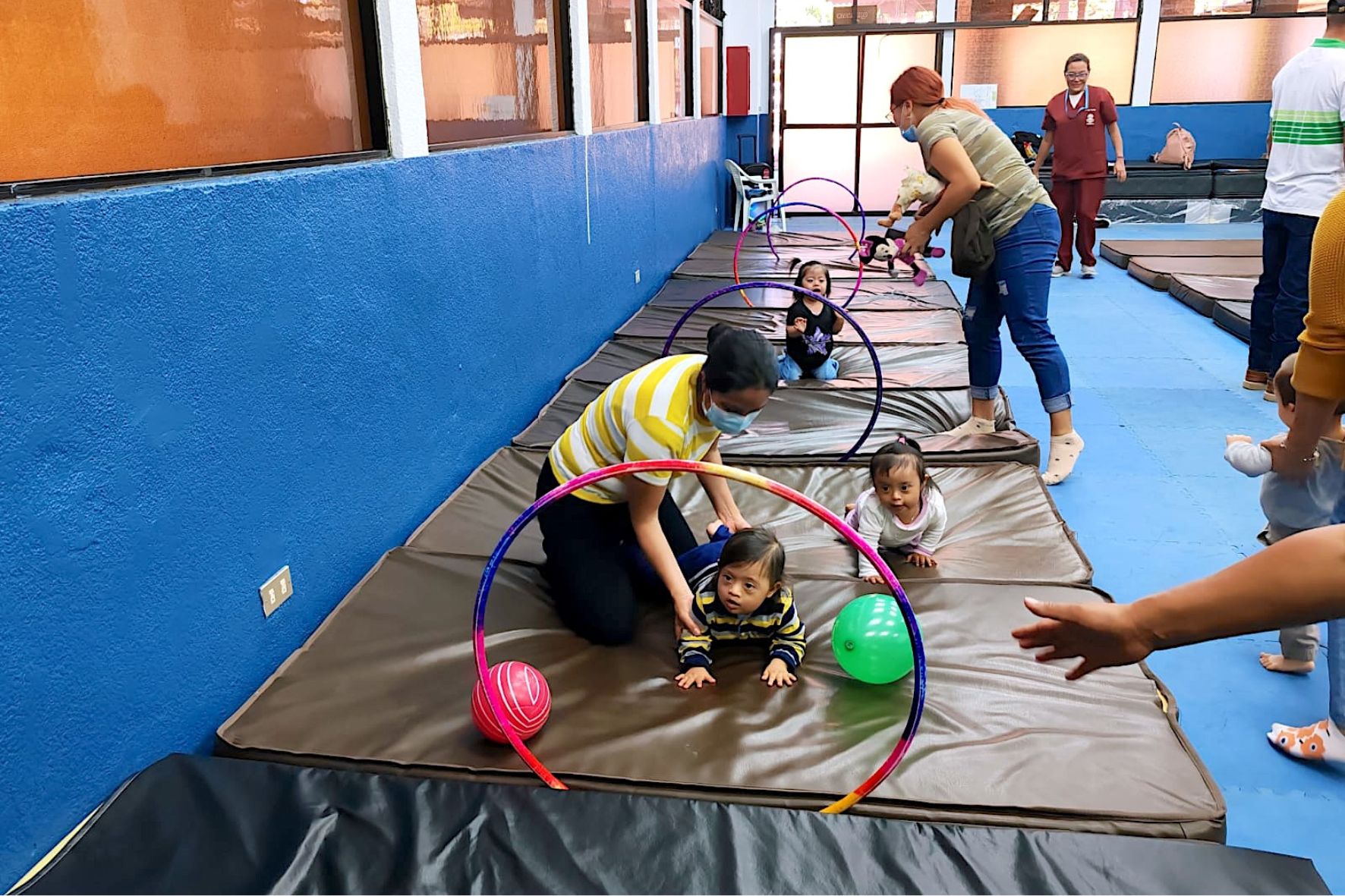 La estimulación temprana fortalece las habilidades cognitivas y emocionales en los primeros años de vida. (FOTO: IGSS / AUN)