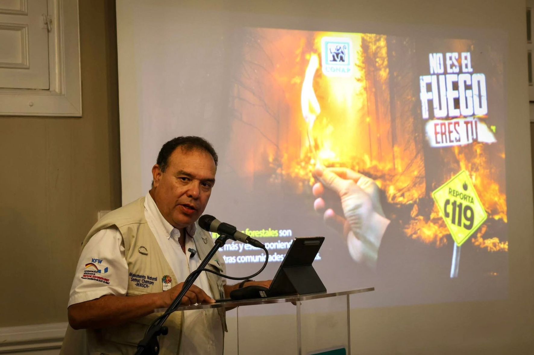 Igor de la Roca, secretario ejecutivo del CONAP, alerta que el 95 % de los siniestros forestales son causados por la mano humana. (Foto: INAB / AUN)