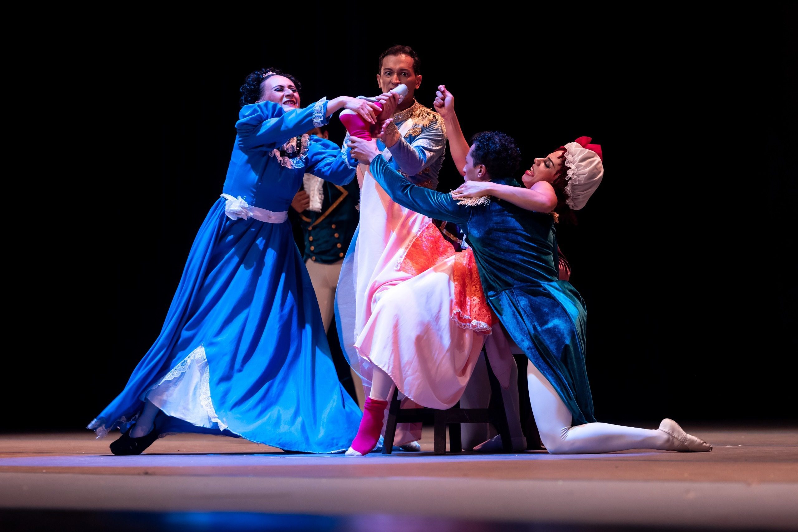 Expertos del Ministerio de Cultura y la Escuela Nacional de Danza analizan los desafíos de la danza moderna y tradicional. (Foto: MCD / AUN)