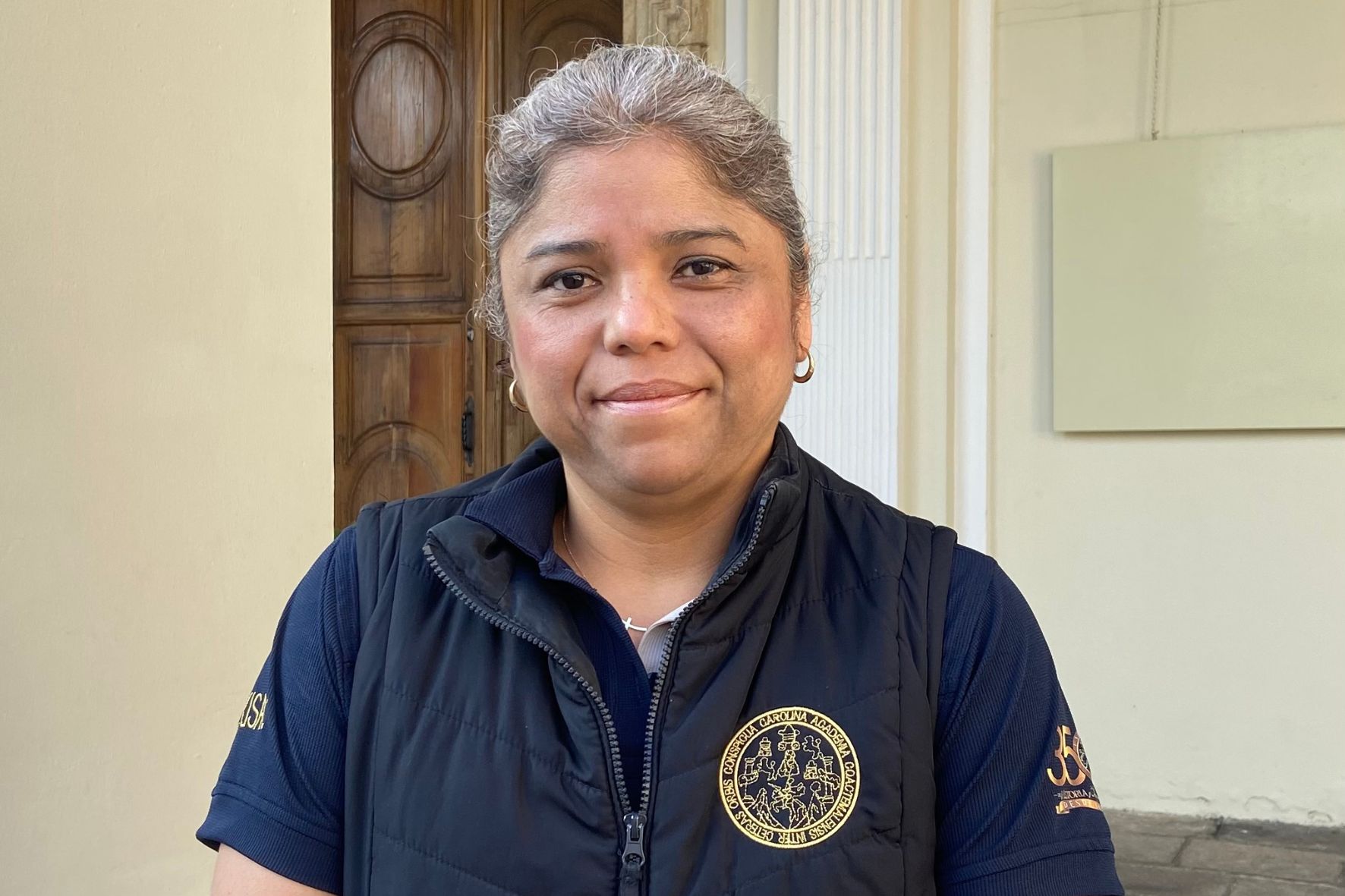 Carolina Castillo, coordinadora del MUSAC, señala que la institución fortalece la participación estudiantil con eventos de arte. (Foto: Alisson Seijas / AUN)