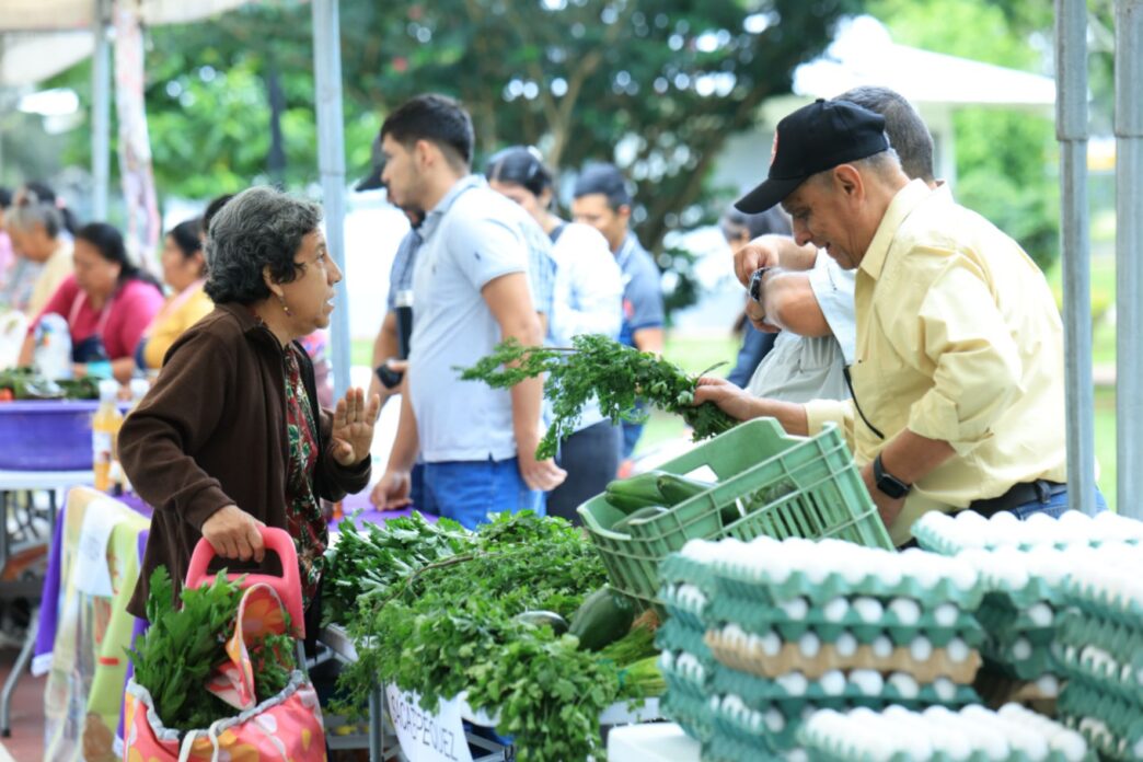 Los mercados comunales se consolidan como el pilar de la economía familiar en Guatemala ante el incremento en los precios de la canasta básica alimentaria. (Foto: AGN / AUN)