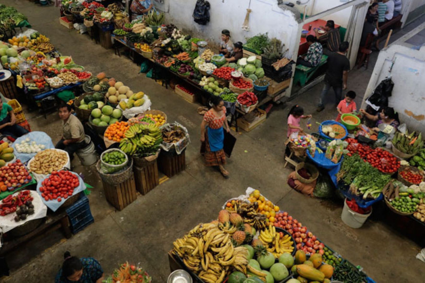 Según datos recientes del INE y la DIACO, estos espacios de comercio local son vitales para adquirir productos frescos y ajustar el presupuesto diario durante el 2026. (Foto: AGN / AUN)