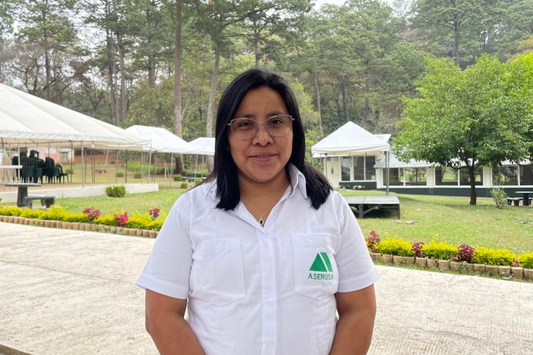 Gabriela Boj, coordinadora del programa CLB en el área de San Juan Sacatepéquez, señala que el objetivo es apoyar a los estudiantes. (Foto: Arlety Yoc / AUN) 