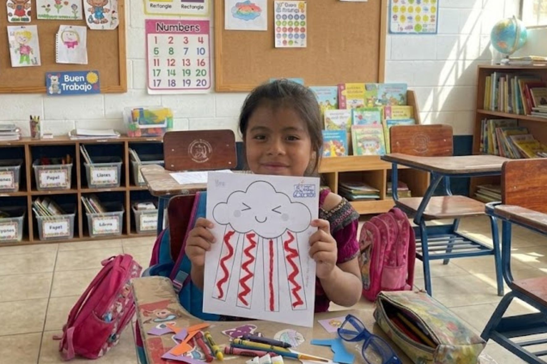 A través de una metodología lúdica enfocada en lectoescritura y matemáticas se fortalece el desarrollo integral y las competencias académicas de los niños. (Foto: Arlety Yoc, IA / AUN)