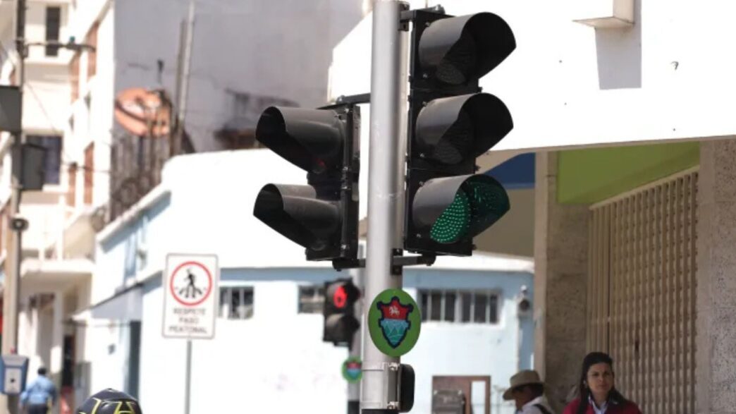 La Municipalidad de Guatemala impulsa la instalación de semáforos inteligentes en 500 intersecciones clave para reducir la congestión vehicular. (Foto: MUNIGUATE / AUN)