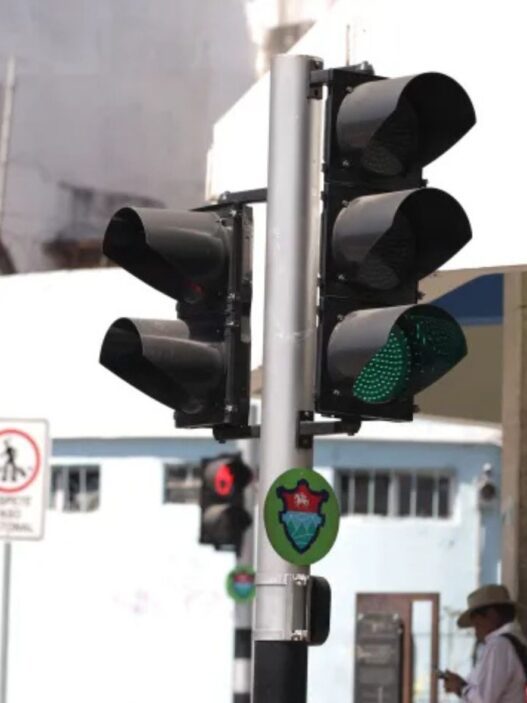 La Municipalidad de Guatemala impulsa la instalación de semáforos inteligentes en 500 intersecciones clave para reducir la congestión vehicular. (Foto: MUNIGUATE / AUN)