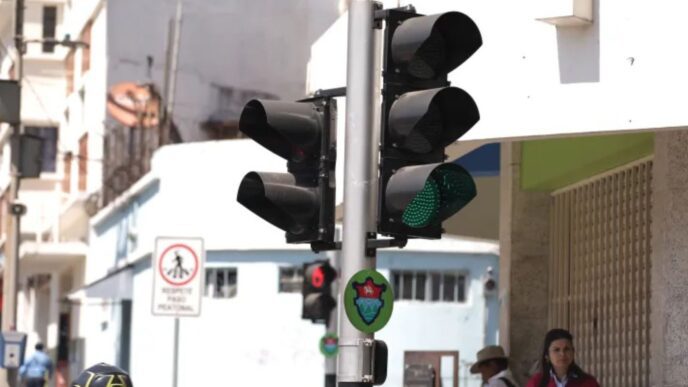 La Municipalidad de Guatemala impulsa la instalación de semáforos inteligentes en 500 intersecciones clave para reducir la congestión vehicular. (Foto: MUNIGUATE / AUN)