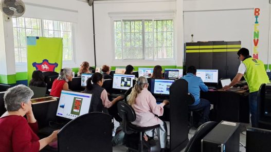 Las bibliotecas municipales de la Ciudad de Guatemala se transforman en centros de aprendizaje ofreciendo cursos gratuitos de computación, ajedrez y zumba. (Foto: Scarlet Solís / AUN)