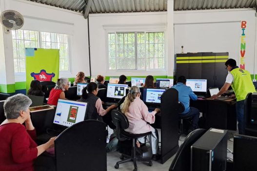 Las bibliotecas municipales de la Ciudad de Guatemala se transforman en centros de aprendizaje ofreciendo cursos gratuitos de computación, ajedrez y zumba. (Foto: Scarlet Solís / AUN)
