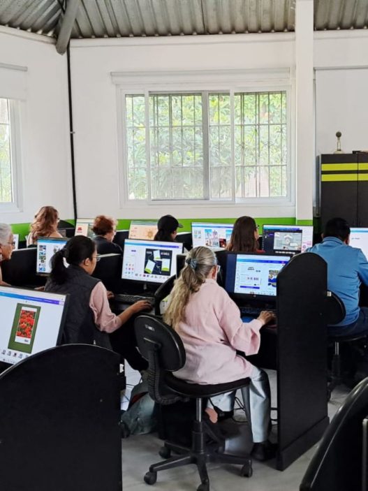 Las bibliotecas municipales de la Ciudad de Guatemala se transforman en centros de aprendizaje ofreciendo cursos gratuitos de computación, ajedrez y zumba. (Foto: Scarlet Solís / AUN)