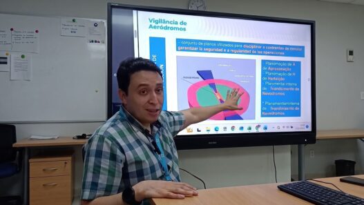 Andreé Oliva, encargado de Vigilancia y Seguridad Operacional Aérea, señala que mediante una mesa técnica con OACI y el sector construcción, se actualizan las cartas de navegación del Aeropuerto La Aurora. (Foto: Cortesía / AUN)