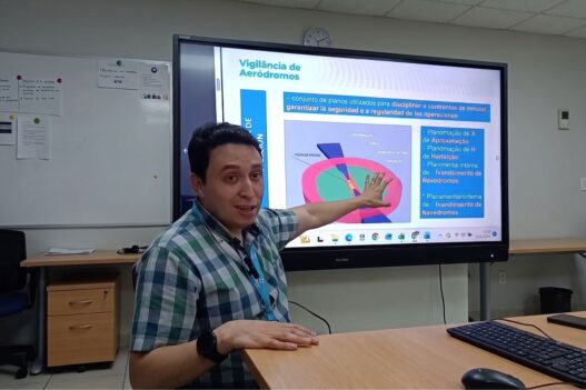 Andreé Oliva, encargado de Vigilancia y Seguridad Operacional Aérea, señala que mediante una mesa técnica con OACI y el sector construcción, se actualizan las cartas de navegación del Aeropuerto La Aurora. (Foto: Cortesía / AUN)