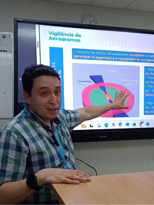 Andreé Oliva, encargado de Vigilancia y Seguridad Operacional Aérea, señala que mediante una mesa técnica con OACI y el sector construcción, se actualizan las cartas de navegación del Aeropuerto La Aurora. (Foto: Cortesía / AUN)