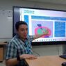 Andreé Oliva, encargado de Vigilancia y Seguridad Operacional Aérea, señala que mediante una mesa técnica con OACI y el sector construcción, se actualizan las cartas de navegación del Aeropuerto La Aurora. (Foto: Cortesía / AUN)