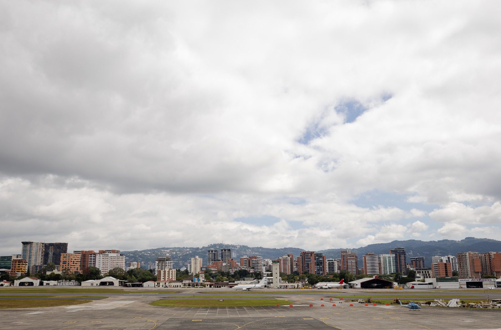 La cercanía de edificios de gran altura con la pista del Aeropuerto Internacional La Aurora evidencia la importancia de actualizar las cartas aeronáuticas para garantizar operaciones seguras. (Foto: Carlos Morales / AUN)
