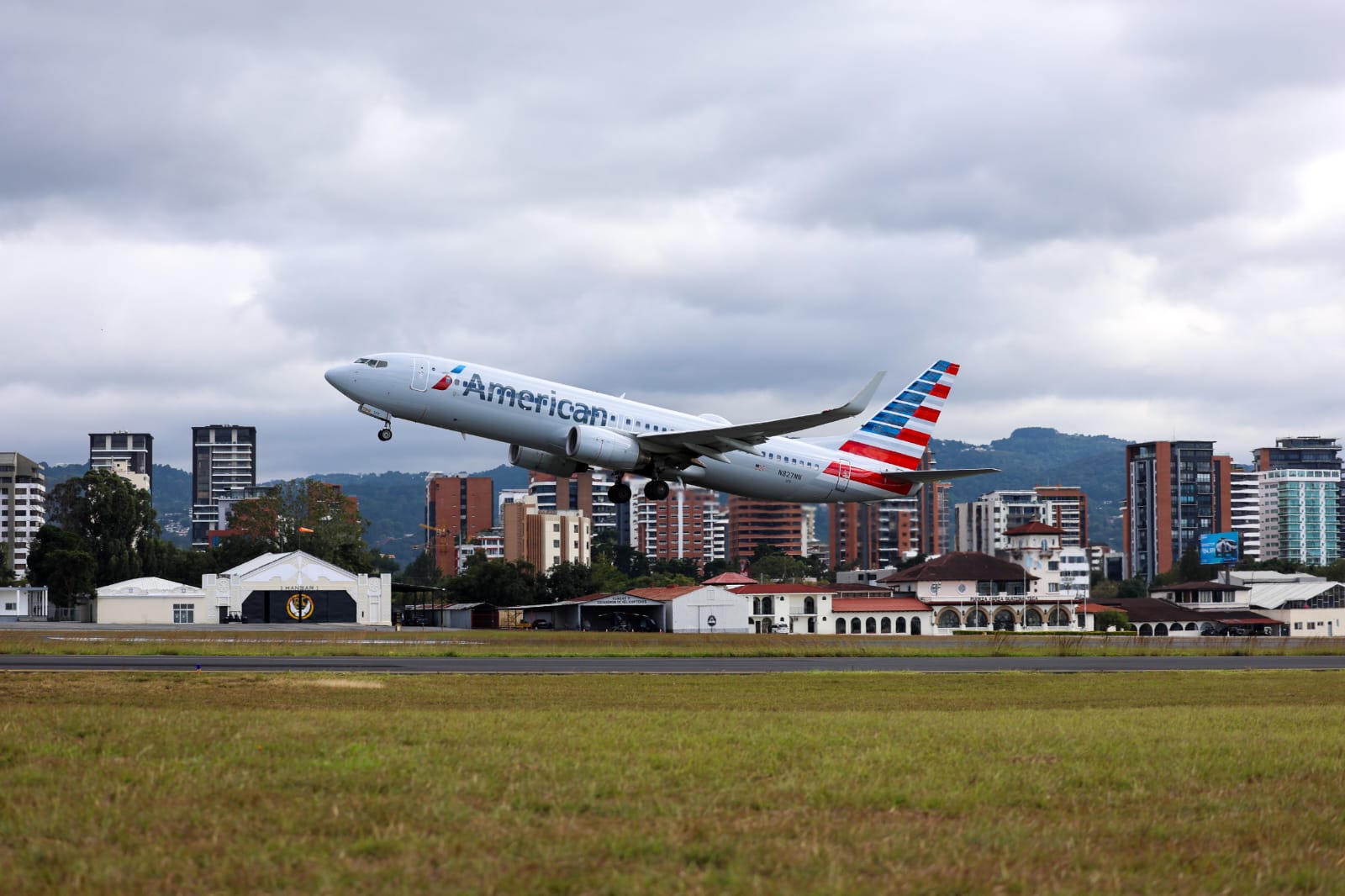 Un avión inicia su ascenso frente al panorama urbano de la ciudad, las superficies limitadoras de obstáculos aseguran que estas maniobras no se vean comprometidas por nuevas construcciones. (Foto: Carlos Morales / AUN)
