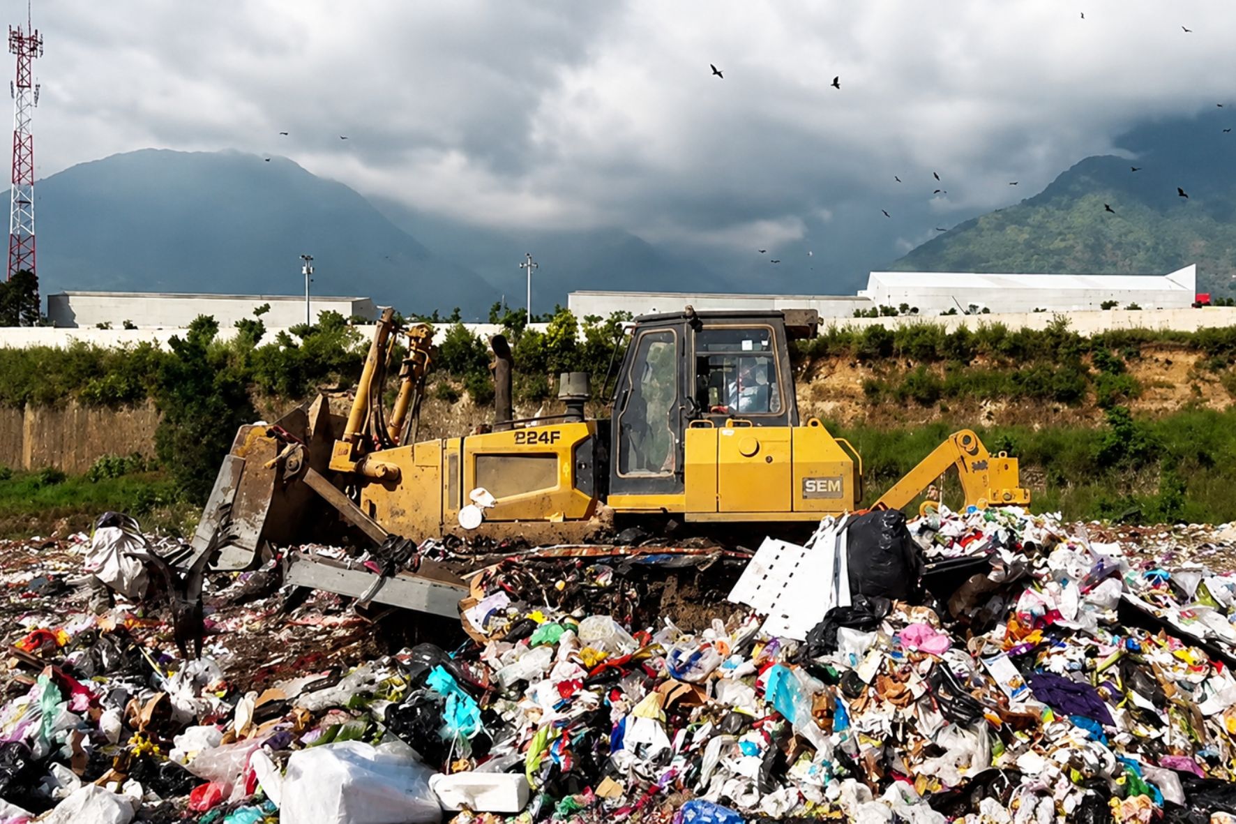 El vertedero del kilómetro 22 ha funcionado durante más de dos décadas como uno de los principales puntos de disposición final de residuos del área metropolitana. (Foto: AMSA / AUN)