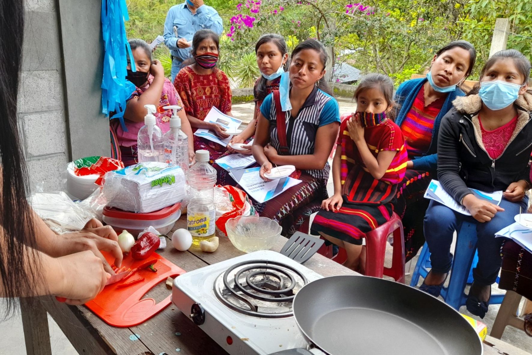 Programas de cocina con ingredientes que se dan en la comunidad, en los departamentos de Chimaltenango y Quiché. (Foto: EPSUM / AUN)