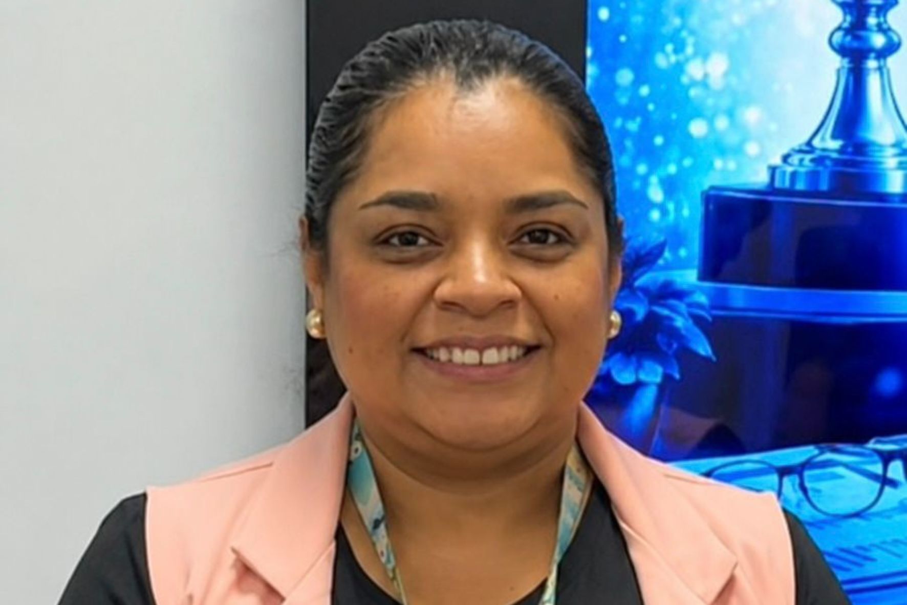 Mirna Oralia, especialista financiera señala que la educación financiera permite tomar decisiones económicas más responsables a futuro. (Foto: Alisson Seijas / AUN)