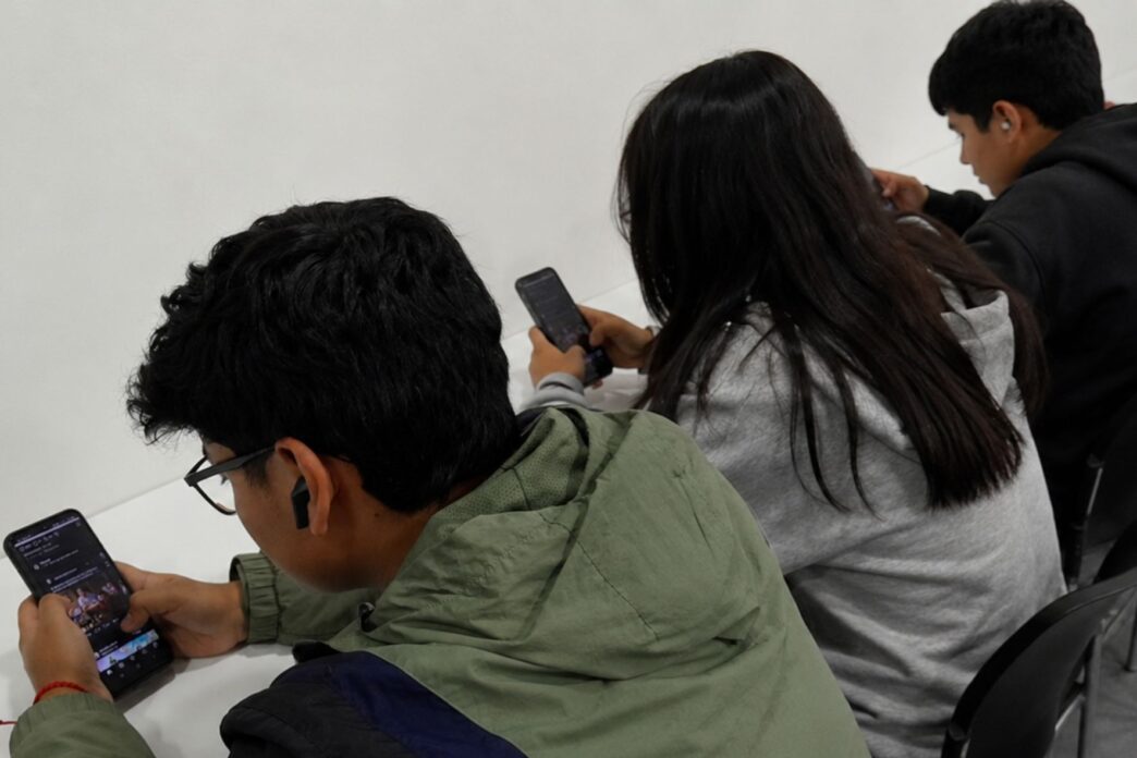 Con 11.7 millones de usuarios activos en Guatemala, las redes sociales transforman la identidad y la educación de los jóvenes. (Foto: Jordy Jiménez / AUN)