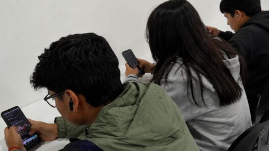 Con 11.7 millones de usuarios activos en Guatemala, las redes sociales transforman la identidad y la educación de los jóvenes. (Foto: Jordy Jiménez / AUN)