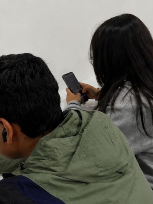 Con 11.7 millones de usuarios activos en Guatemala, las redes sociales transforman la identidad y la educación de los jóvenes. (Foto: Jordy Jiménez / AUN)