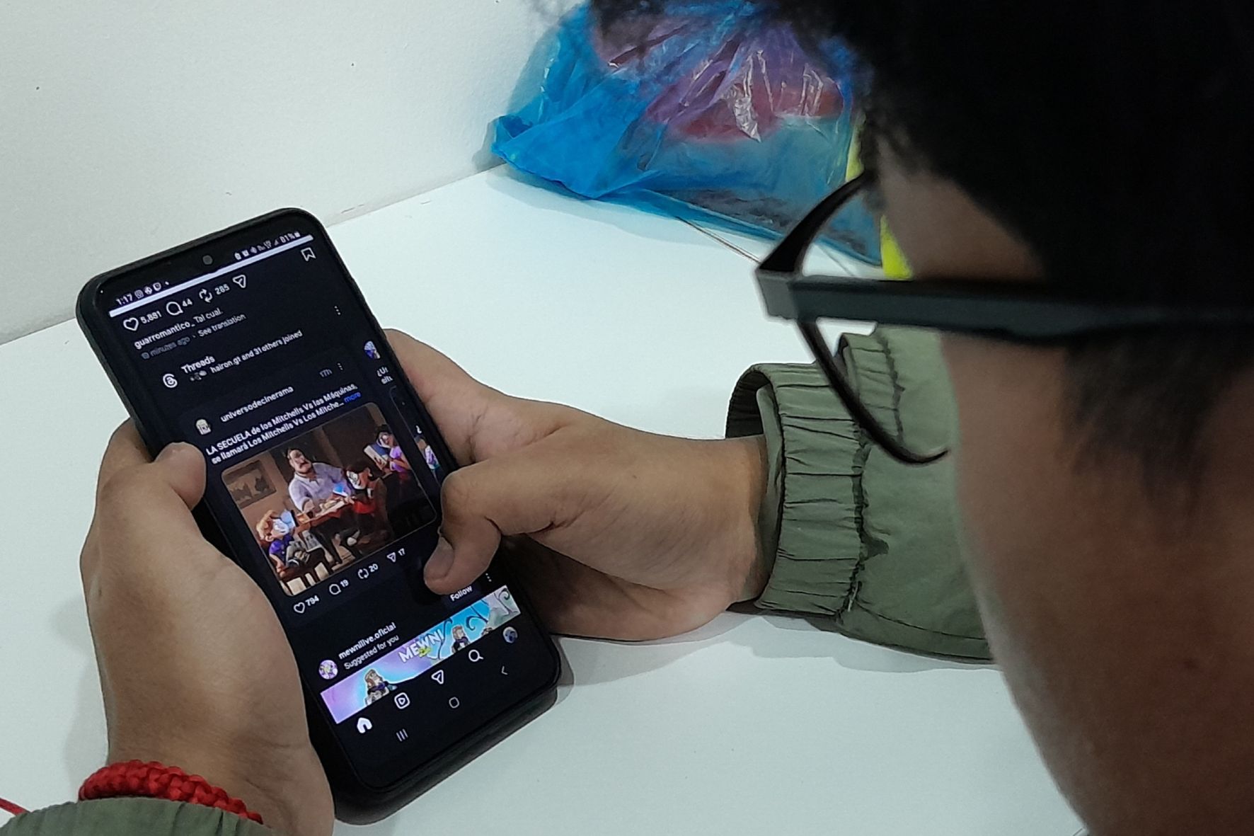Expertos advierten sobre los riesgos de la validación digital y la pérdida de concentración, promoviendo un uso responsable. (Foto: Jordy Jiménez / AUN)