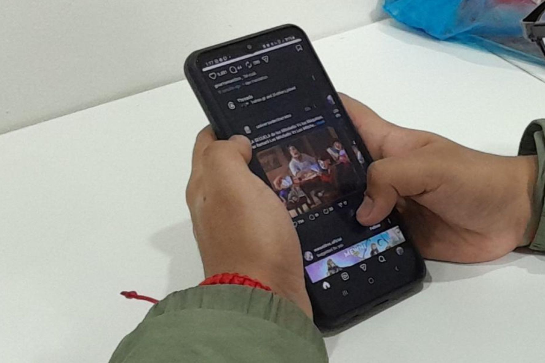 El uso constante de dispositivos móviles evidencia cómo las redes sociales forman parte del día a día de los jóvenes, influyendo en su forma de interactuar y percibirse. (Foto: Jordy Jiménez / AUN)