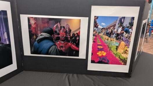 Esta muestra de arte visual y fotografía publicitaria busca visibilizar el talento de los alumnos, fortalecer su formación académica y facilitar su incorporación al ámbito laboral mediante la creación de un portafolio profesional real. (Foto: Diego Bermúdez / AUN)