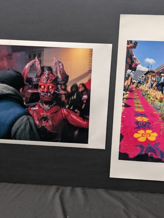Esta muestra de arte visual y fotografía publicitaria busca visibilizar el talento de los alumnos, fortalecer su formación académica y facilitar su incorporación al ámbito laboral mediante la creación de un portafolio profesional real. (Foto: Diego Bermúdez / AUN)