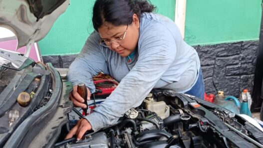 Gabriela Escobedo Rodríguez es una destacada mecánica automotriz con 15 años de experiencia en la reparación de motores complejos. (Foto: Dayanara Velásquez / AUN)