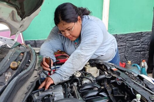 Gabriela Escobedo Rodríguez es una destacada mecánica automotriz con 15 años de experiencia en la reparación de motores complejos. (Foto: Dayanara Velásquez / AUN)