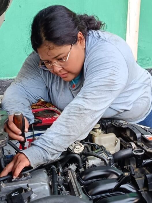 Gabriela Escobedo Rodríguez es una destacada mecánica automotriz con 15 años de experiencia en la reparación de motores complejos. (Foto: Dayanara Velásquez / AUN)