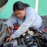 Gabriela Escobedo Rodríguez es una destacada mecánica automotriz con 15 años de experiencia en la reparación de motores complejos. (Foto: Dayanara Velásquez / AUN)