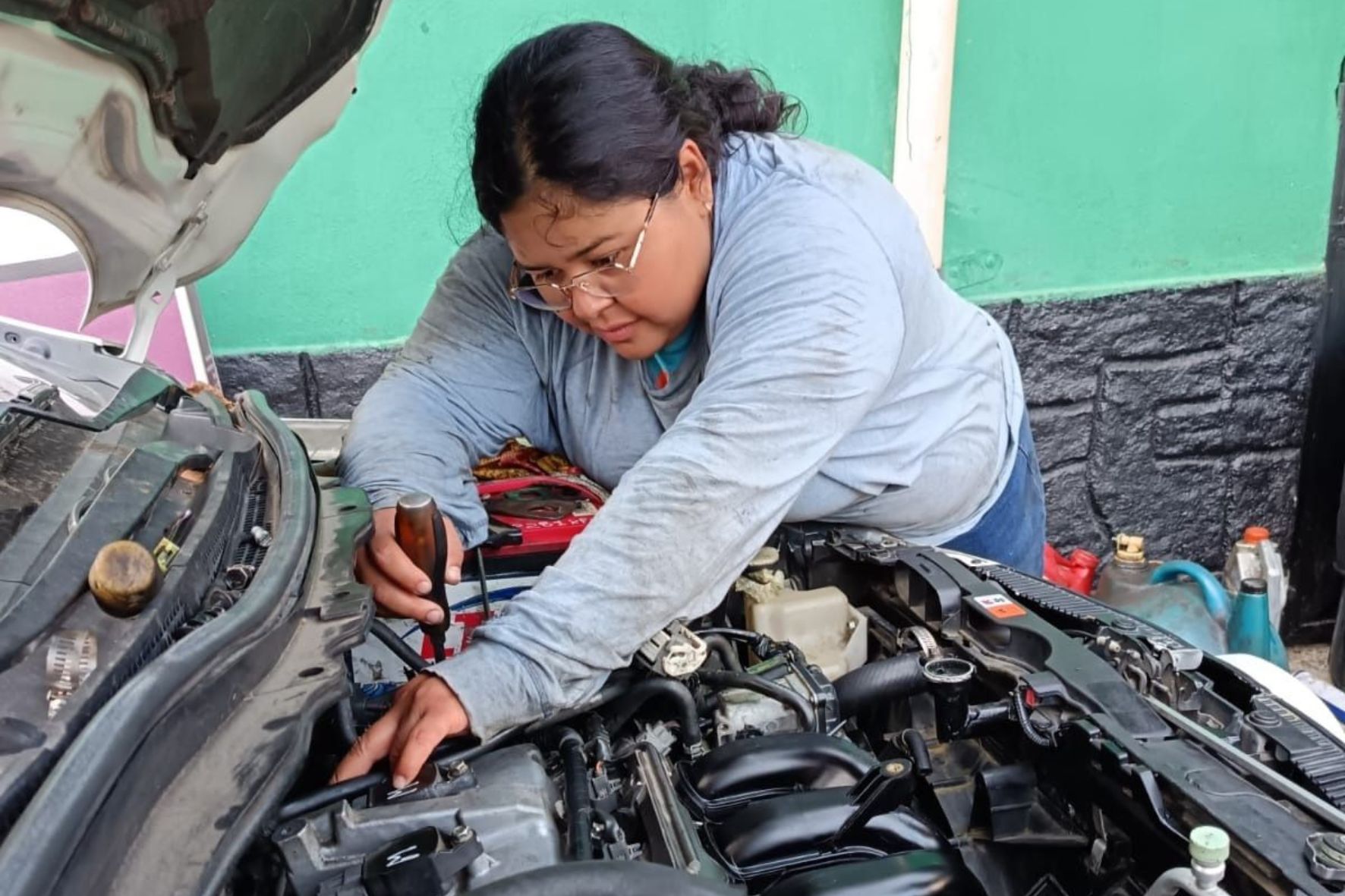 Gabriela Escobedo Rodríguez es una destacada mecánica automotriz con 15 años de experiencia en la reparación de motores complejos. (Foto: Dayanara Velásquez / AUN)