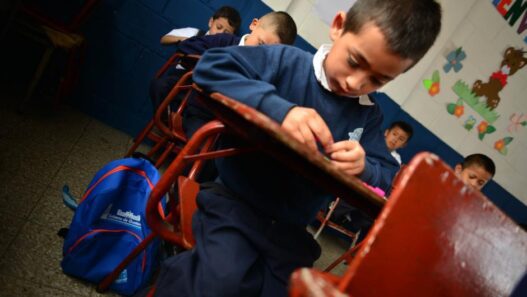 Especialistas resaltan que brindar herramientas socioemocionales a los docentes, como la inteligencia emocional y la comunicación no violenta, es vital para mejorar el bienestar estudiantil y la convivencia escolar. (Foto: MINEDUC / AUN)