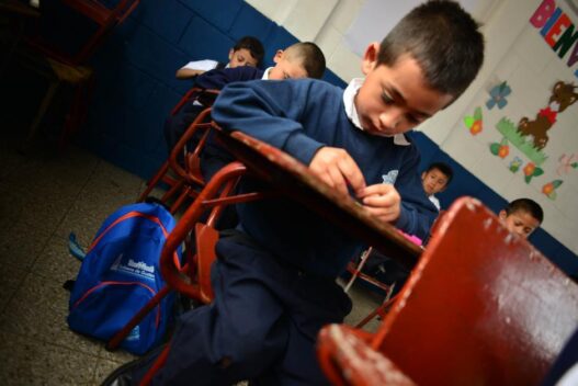 Especialistas resaltan que brindar herramientas socioemocionales a los docentes, como la inteligencia emocional y la comunicación no violenta, es vital para mejorar el bienestar estudiantil y la convivencia escolar. (Foto: MINEDUC / AUN)